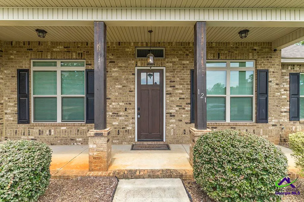 5 bed, 4.0 bath, 2570 sqft, $2,700 — Photo 2