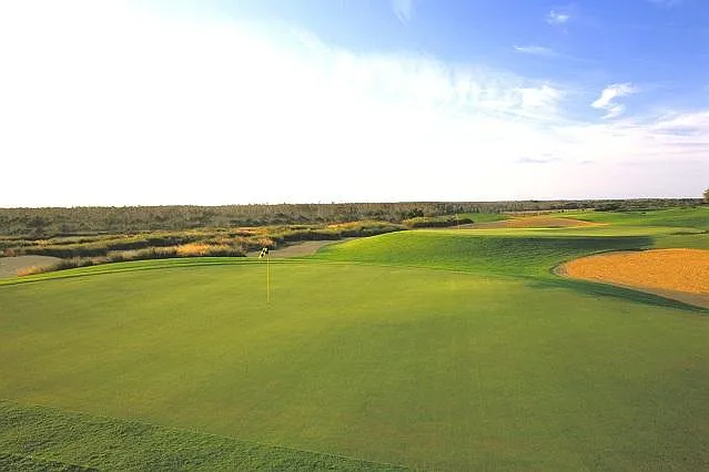 Discover the world-class championship golf resort at our DisneyEstate! Enjoy picturesque views of your private pool, championship golf course & resort clubhouse with fantastic amenities like Lap Pool, Pickleball, Tennis, and Children's Playground.