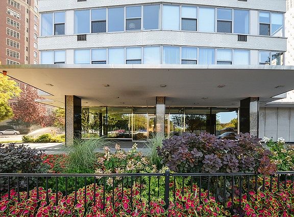 2nd image of 3900 N Lake Shore Dr APT 6H