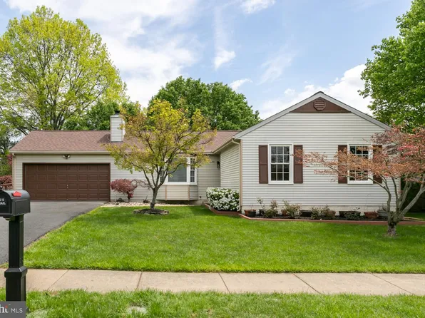 1453 Kingsvale Cir, Herndon, VA 20170