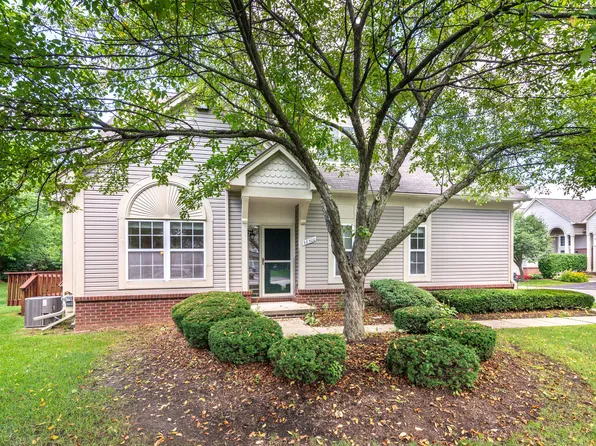 38500 Saratoga Cir, Farmington, MI 48331