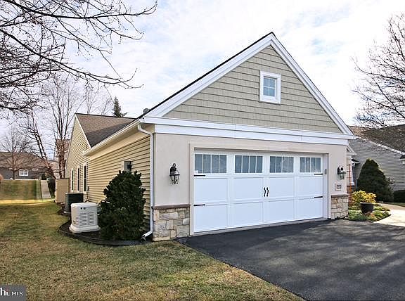 3rd image of 1023 Alden Way