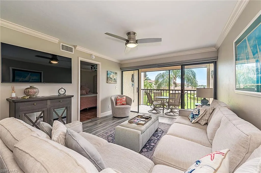 2 bed, 2.0 bath, 990 sqft, $5,600 — Photo 2