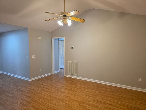 5th image of 211 Woodbury Ln