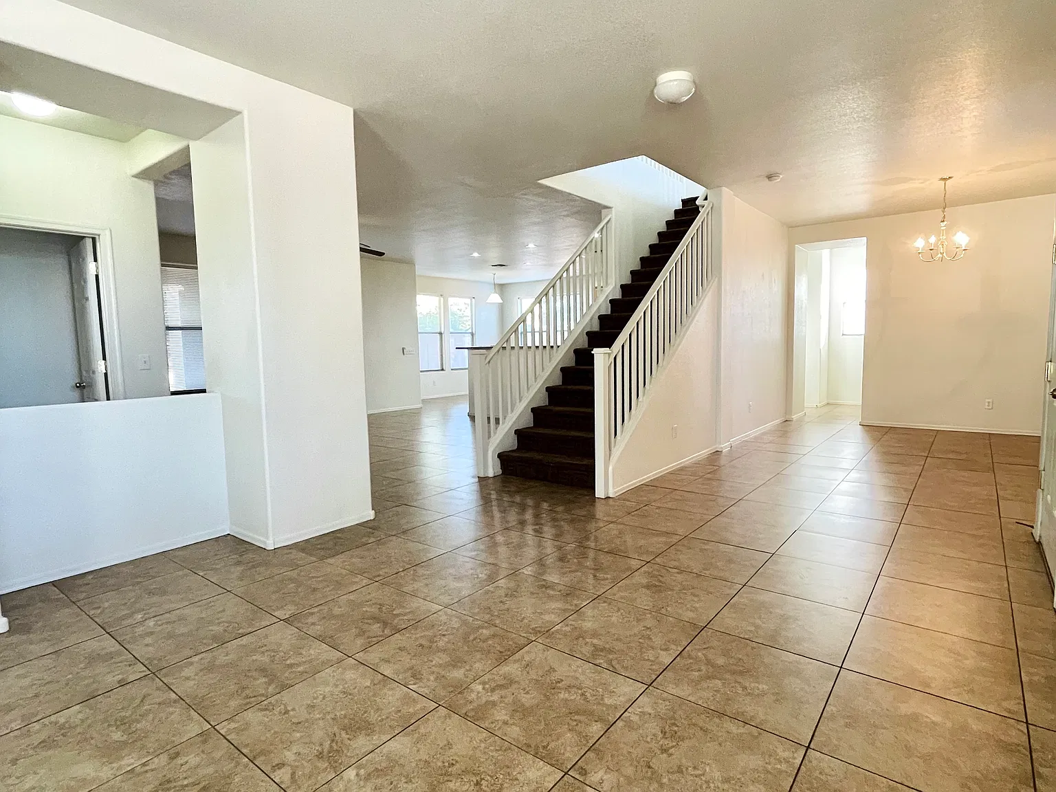 5 bed, 2888 sqft, $2,595 — Photo 3