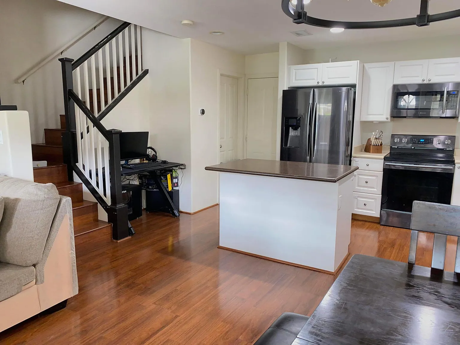3 bed, 2.5 bath, 1196 sqft, $3,700 — Photo 2