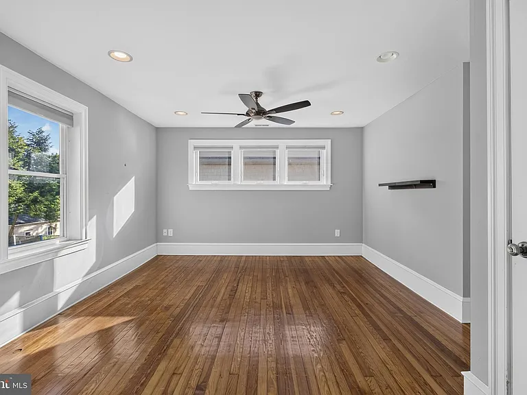 21 E Redman Ave — Photo 44