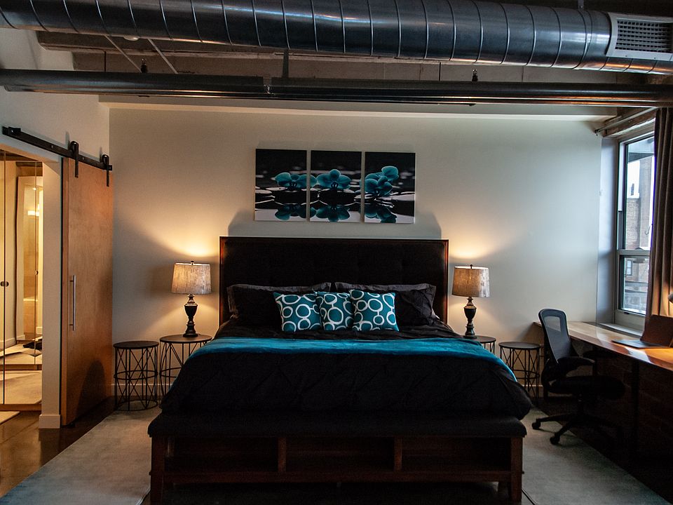 Bedroom/Desk 