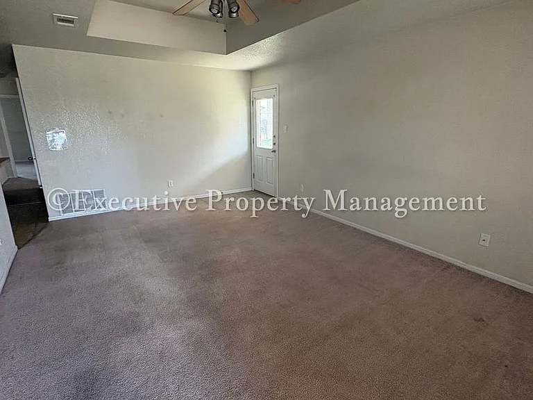 208 Janelle Dr — Photo 3