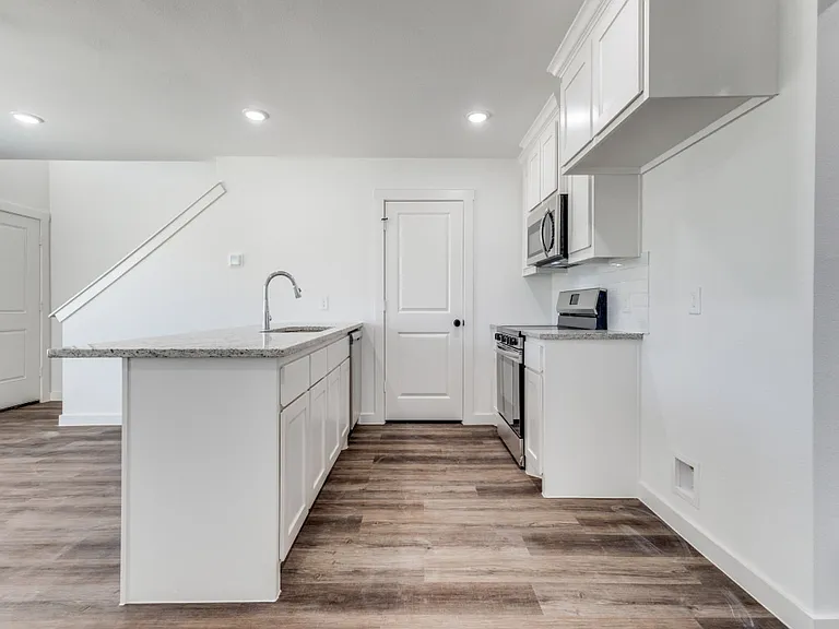 1035 Ray Dr — Photo 5