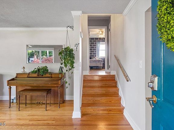 5th image of 250 Hammond Ave