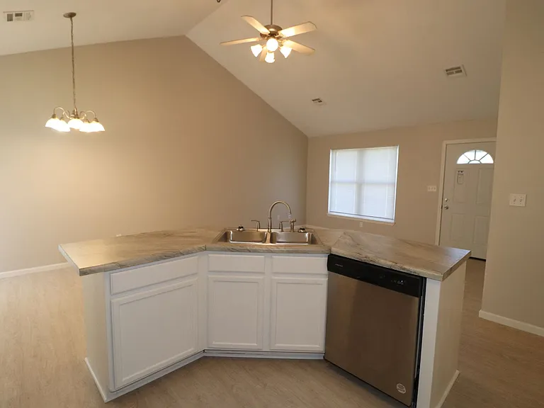 1304 N Jefferson St — Photo 6