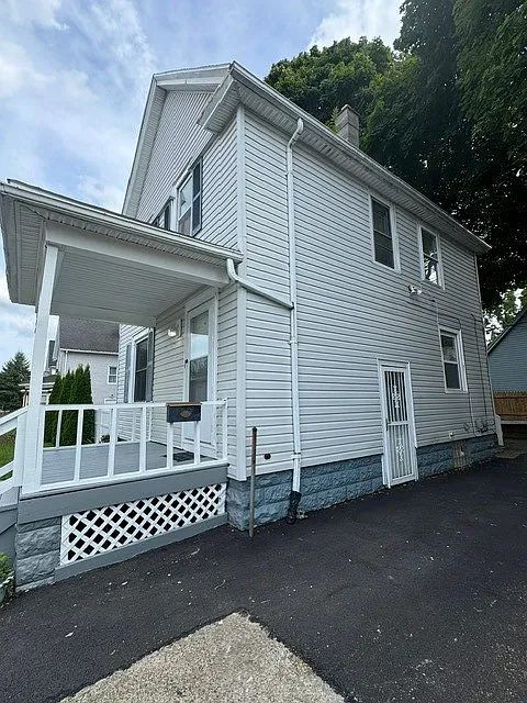 3 bed, 1.5 bath, 1092 sqft, $1,700 — Photo 3