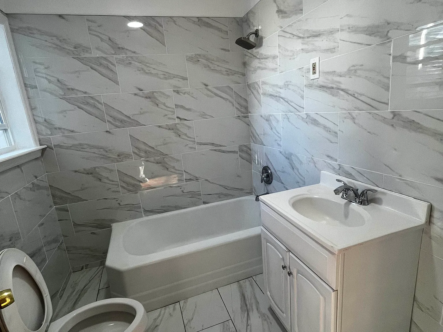 3 bed, 960 sqft, $1,890 — Photo 1