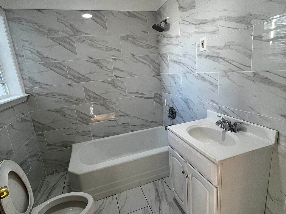 Alternate view of the bathroom