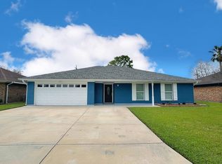 2421 Nottingham Ln, Groves, TX 77619