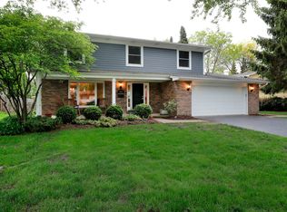 1143 Shari Ln, Libertyville, IL 60048