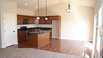 4th image of 1005 NW Reinhart Dr