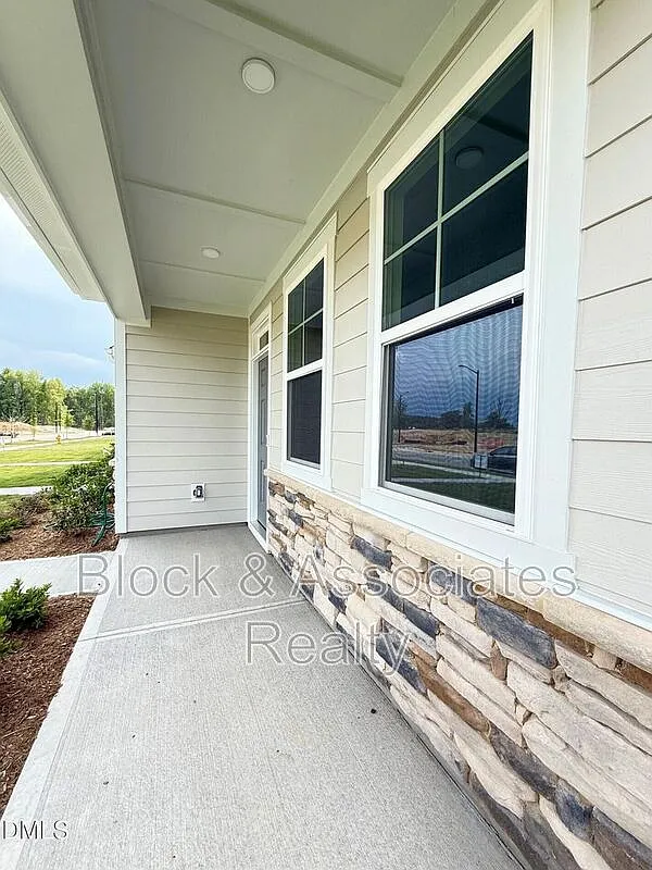 4 bed, 3.0 bath, $2,295 — Photo 2