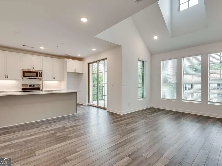 513 Burton Dr — Photo 3