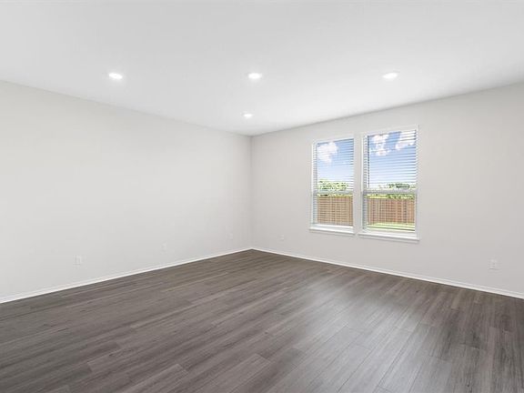 4th image of 800 Black Alder St