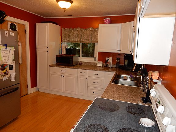 3rd image of 402 Oak St