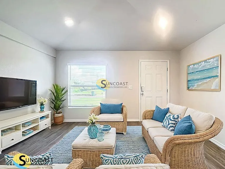 2104 Fernwood St — Photo 1
