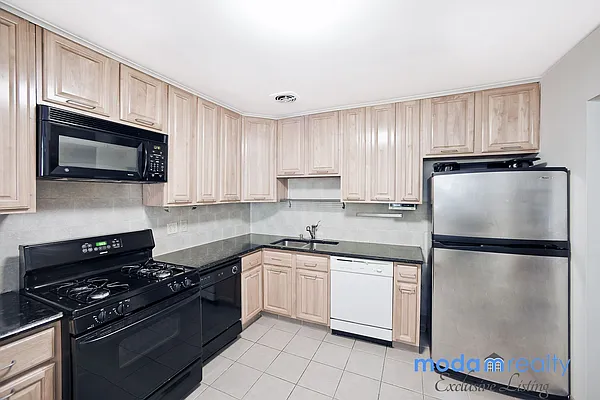 Sold by Moda Realty | media 8