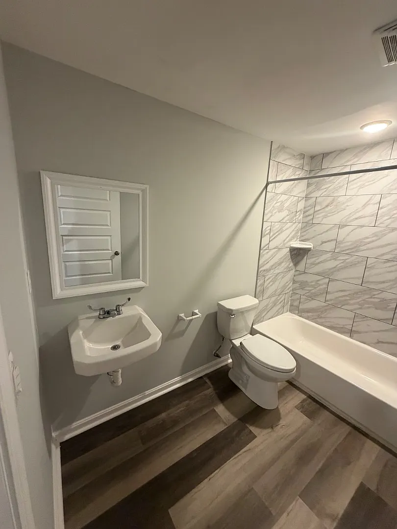 Unit Photo - 201 E North Ave #3