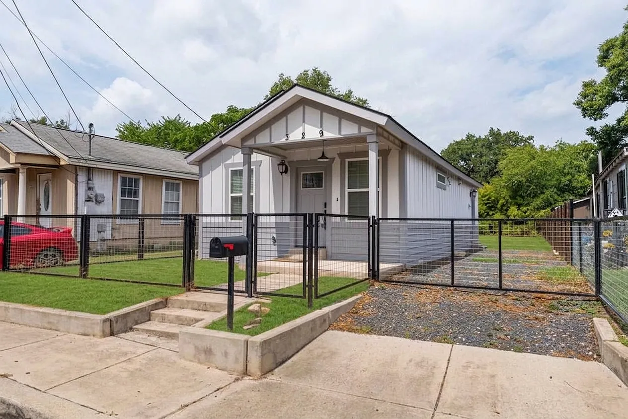 Charming 2-Bed Bungalow with Fenced Yard in Central San Antonio Modern Comforts, Prime Value — Photo 2