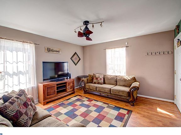 3rd image of 403 W Delaware Ave