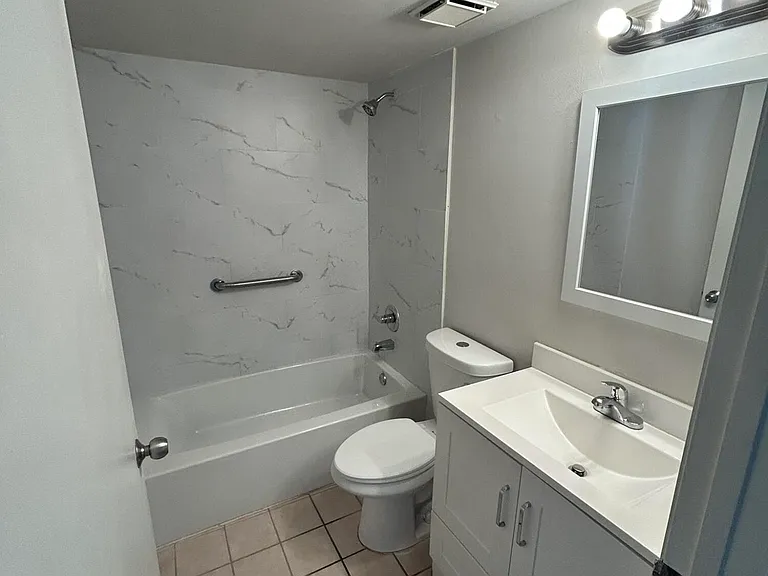 450 Palm Cir W #103 — Photo 7