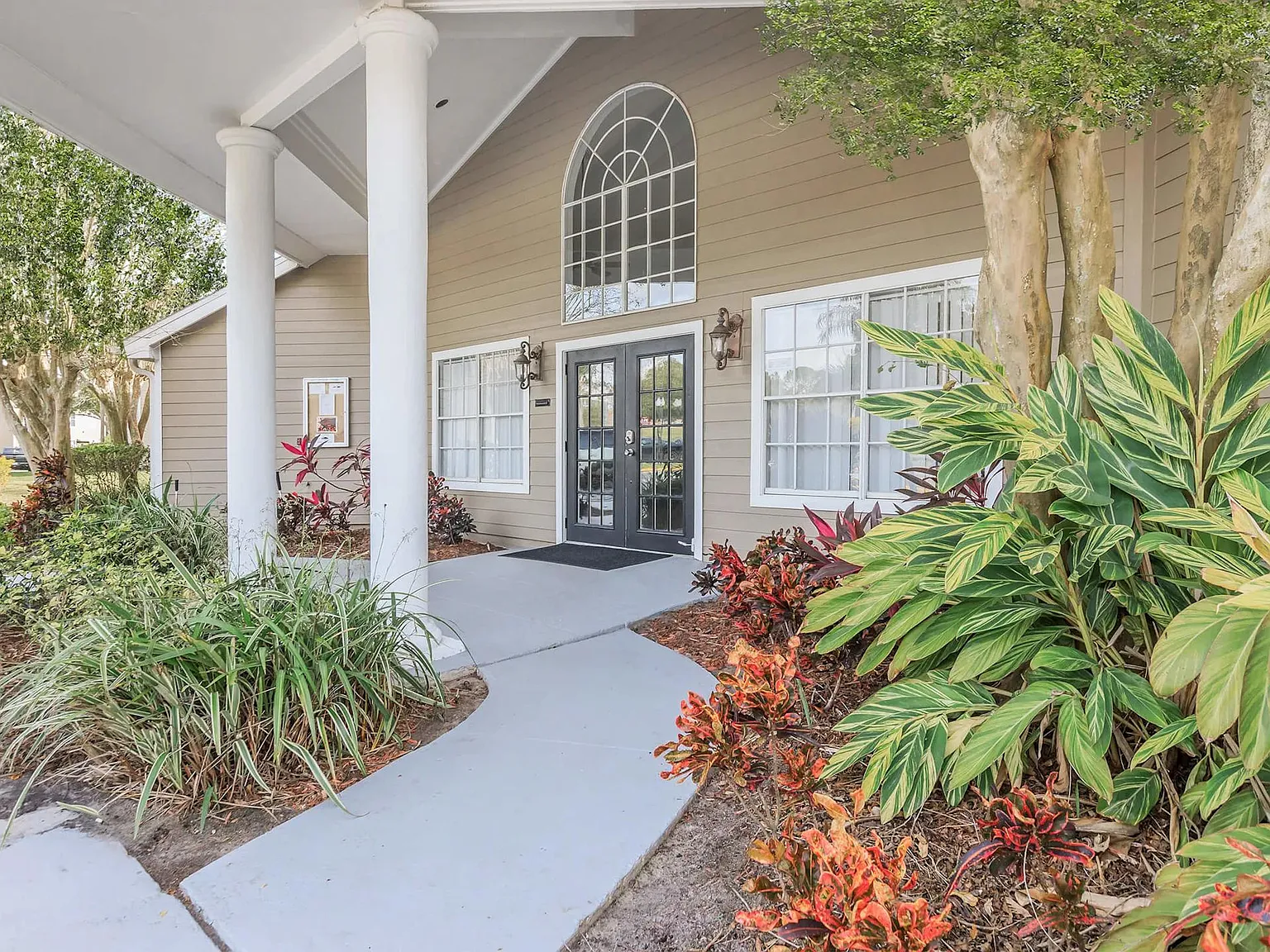 Walden Palms Apartments — Photo 2