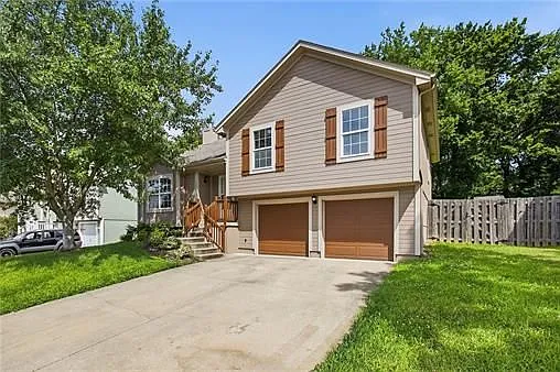 2521 NW Richard Dr — Photo 2