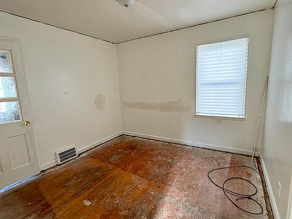 4th image of 11427 Somerset Ave