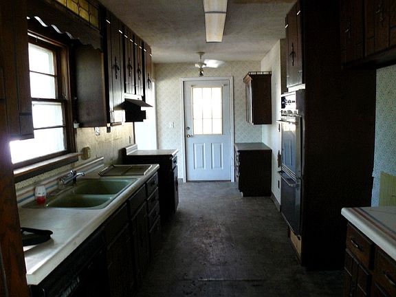 4th image of 1901 Hart Ave