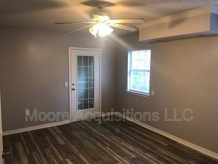 1113 W Walker St — Photo 6