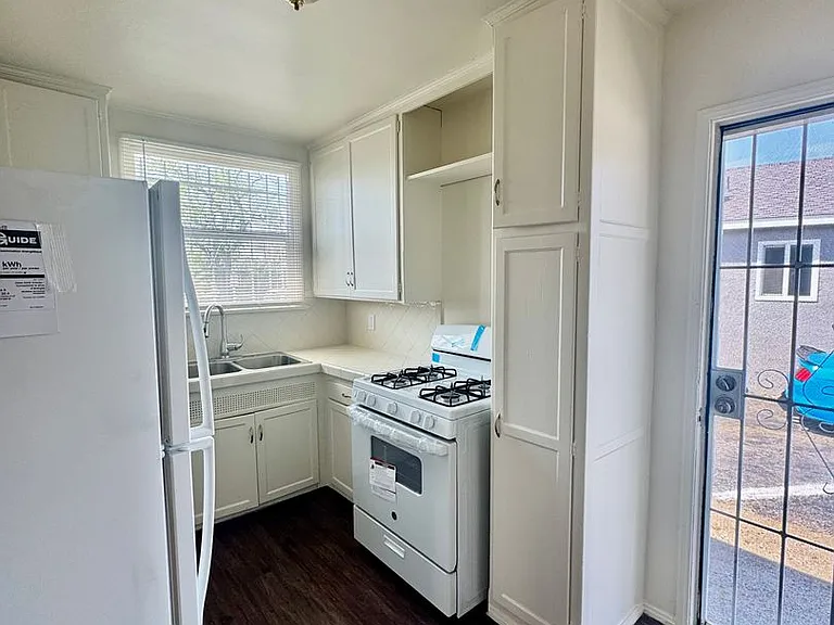 713-715 E Cocoa St — Photo 5