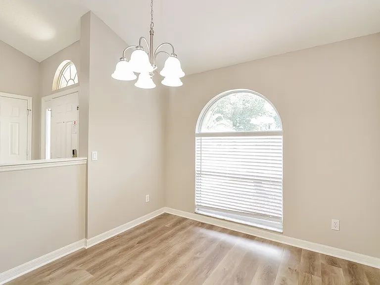 909 Vassar Dr — Photo 7