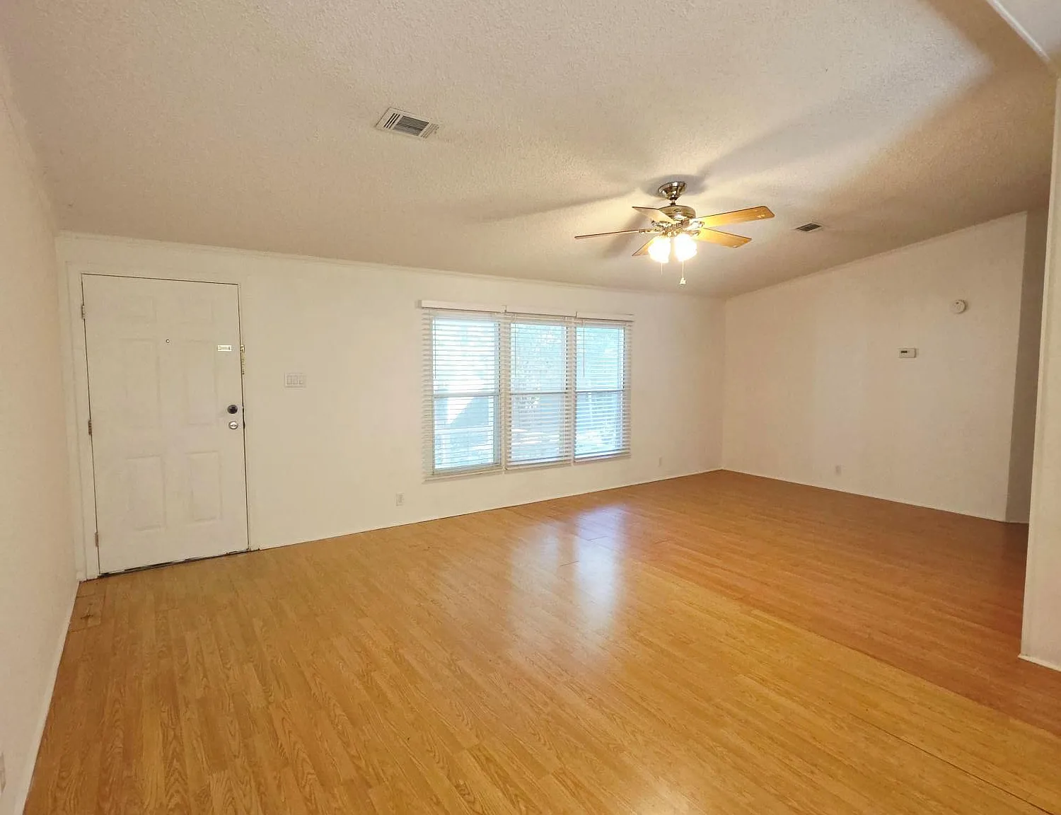 3 bed, 2.0 bath, 2128 sqft, $1,675 — Photo 2