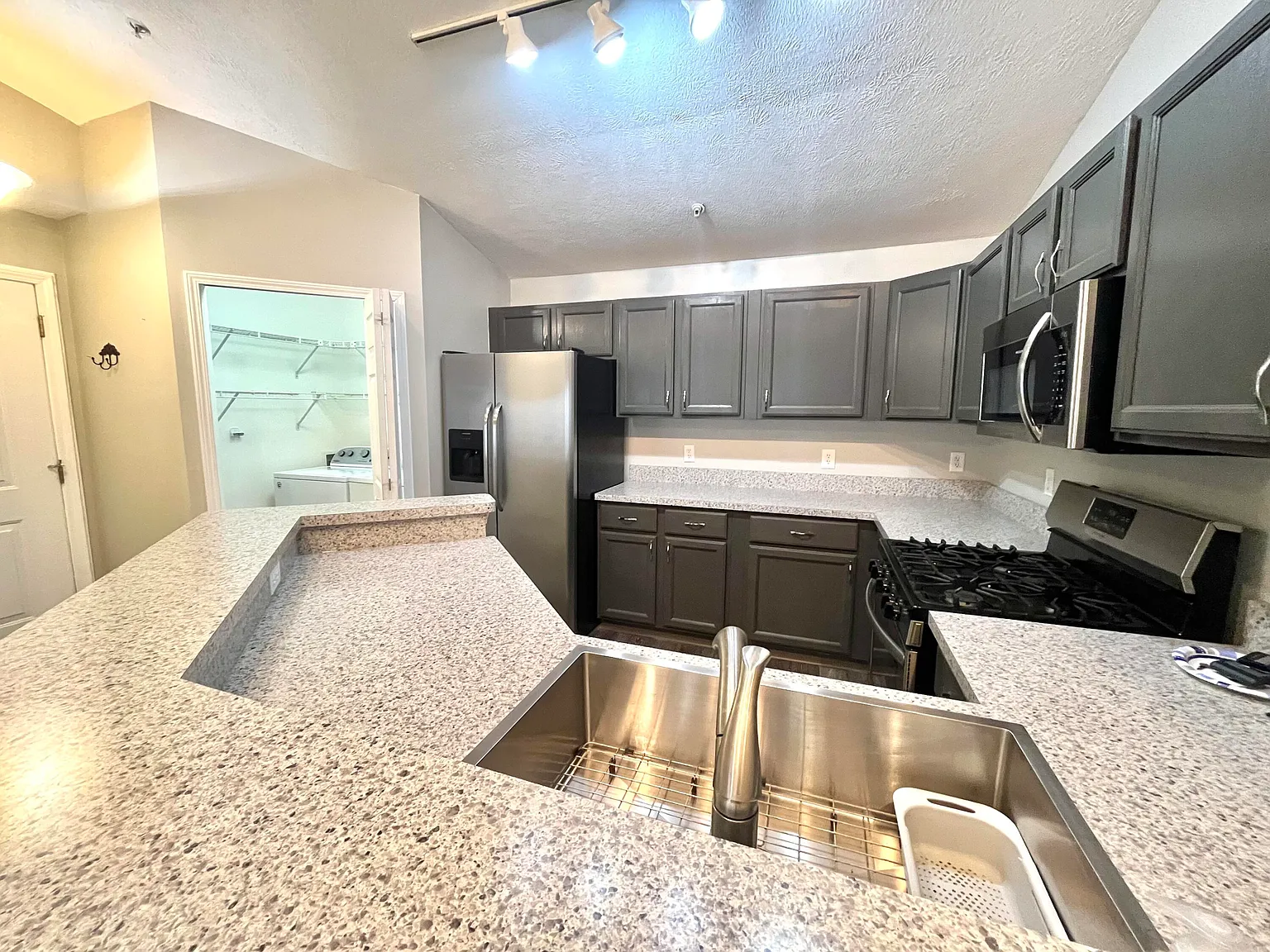 2 bed, 2.0 bath, 1345 sqft, $2,100 — Photo 3