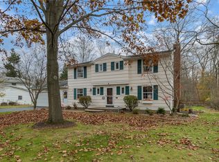 11 Cottonwood Ln, Pittsford, NY 14534