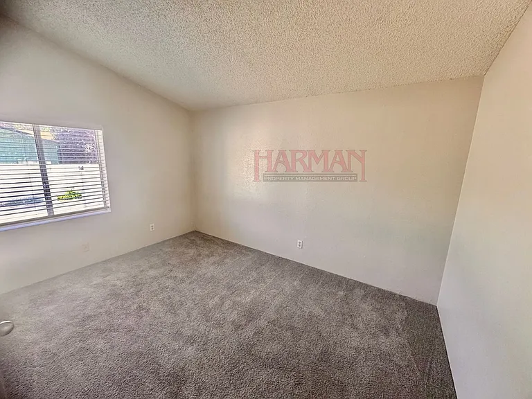 863 S Artesian Rd — Photo 12