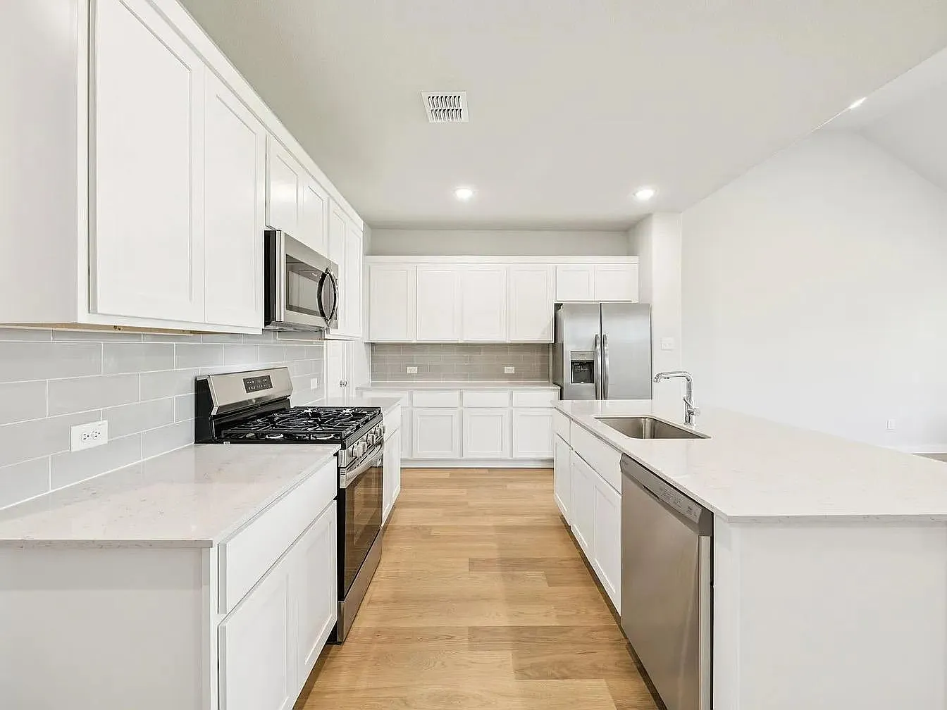 5 bed, 2938 sqft, $3,200 — Photo 4