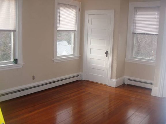 LR w/ Hardwood Floors