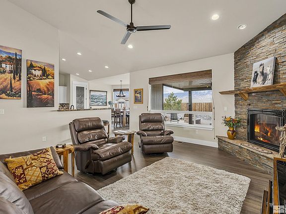 5th image of 1105 Country Club Dr