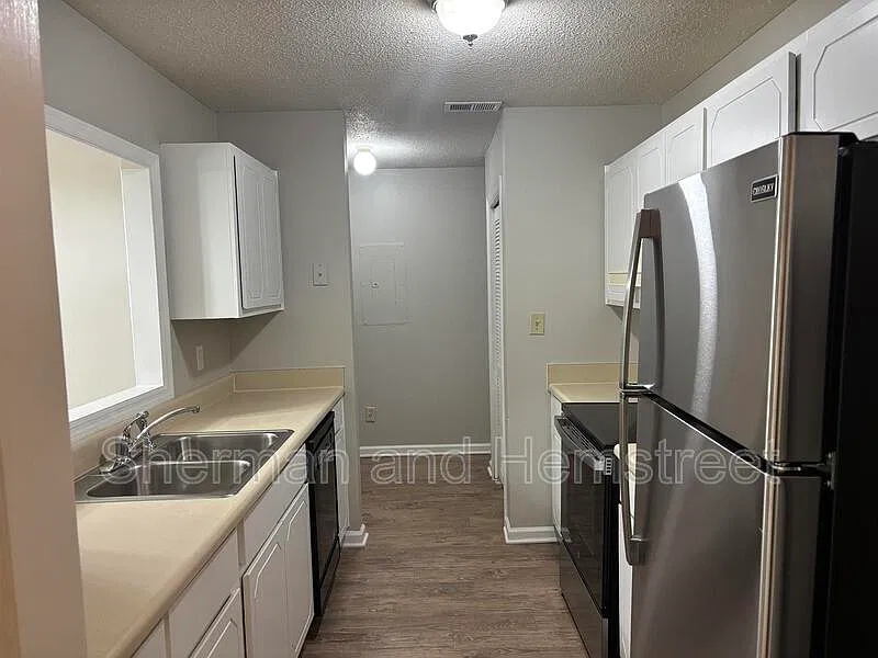 3 bed, 2.0 bath, 1200 sqft, $1,100 — Photo 3