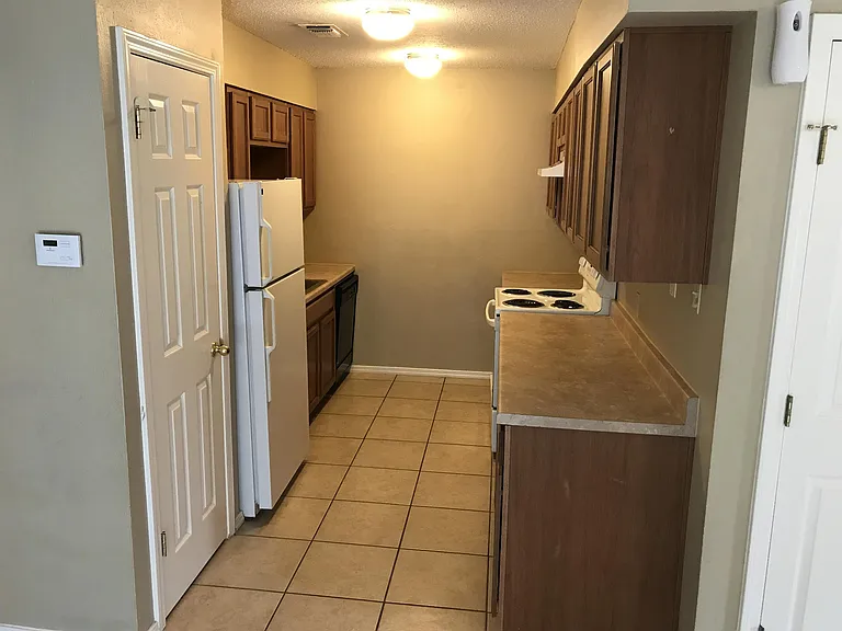 417 Live Oak St — Photo 5