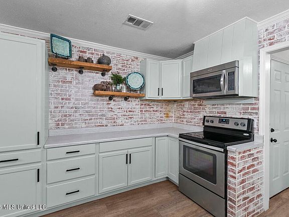 5th image of 303 Cox Ferry Rd