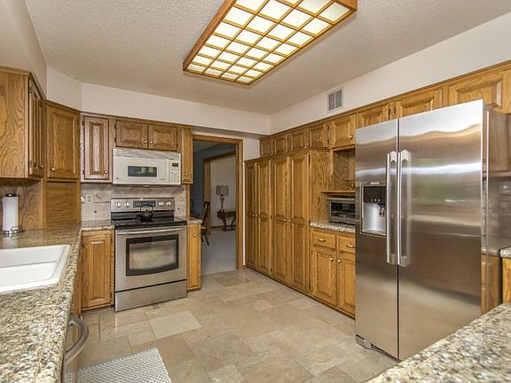 3rd image of 285 Meadowood Ln